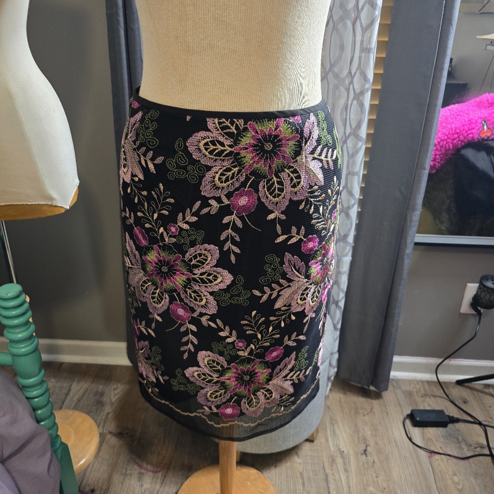 Tahari Floral Embroidered Pencil Skirt - Picture 6 of 7